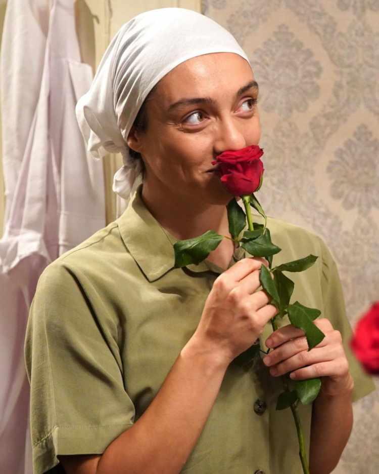 <p><span style="color:#800000"><strong>Gülben karakteriyle birlikte girdiği tiplemeleri kare kare paylaşan Dizdar, duygusal bir açıklama yazmayı da ihmal etmedi.</strong></span></p>