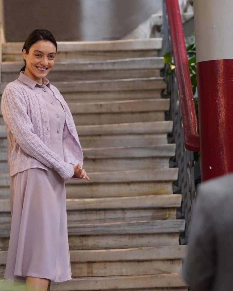 <p><span style="color:#800000"><strong>Ünlü oyuncu paylaştığı karelere şu açıklamayı yazdı:</strong></span></p>
<p><span style="color:#000000"><em><strong>"Hoşçakal Gülben. Hoşçakal Masumlar Apartmanı. A’dan Z’ye emeği geçen tüm arkadaşlarım her şey için teşekkür ederim...</strong></em></span></p>