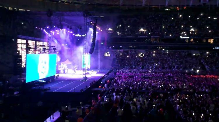 <p><strong>Harun Tekin, konser boyunca sık sık gezi provokatörlüğü yaptı. Tekin, ülkenin toprak bütünlüğünü bozan ve ekonomik düzenine saldırı yapılan gezi olaylarındaki gibi konserini eylem alnına çevirdi. </strong></p>
