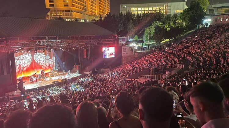 <p><strong>2013 yılında ülkede ciddi bir ekonomik soruna neden olan ve birçok çevresel hasara neden olan gezi olaylarına destek verdiğini gösteren Tekin, konserinde ayrıca bu skandal sözlere de yer verdi:</strong></p>

<p><strong>"Bugün burada yalnız olmadığımızı gördük. Ama yalnız olmadığını bilmesi gereken başkaları da var. Mücella abla da yalnız değil, Can Atalay da yalnız değil."</strong></p>
