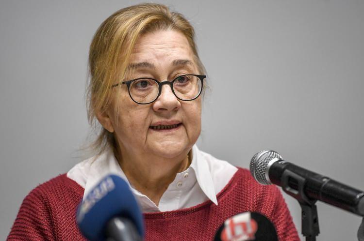 <p><strong>GEZİ'NİN MİMARİSİ M&Uuml;CELLA'YA MEKTUP!</strong></p>

<p><strong>Tekin daha &ouml;nce de sosyal medya hesabından M&uuml;cella Yapıcı'ya şu s&ouml;zlerle seslenmişti:</strong></p>

<p><strong>"D&uuml;nyanın bir ucunda aralıksız &ccedil;alışırken bir u&ccedil;aktan iniyorsun ve sevdiğin herkesi mahveden, akla mantığa sığmayan bir haberle d&uuml;nya cehennem. Yazılacak, yapılacak &ccedil;ok şey var ama ben &ouml;nce hemen M&uuml;cella Abla'ya bir mektup yazmaya başladım. Ve g&uuml;neş bal&ccedil;ıkla sıvanmaz."</strong></p>
