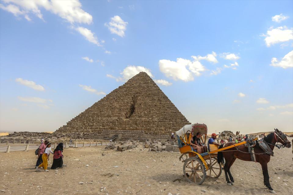 <p>İsimlerini dönemin krallarından alan piramitler, en büyüğü Keops (Kral Khufu), ortanca piramit Kefren (Kral Khafre) ve küçük piramit Mikerinos (Kral Mnkaure) olmak üzere baba, oğul ve torun mezarı olarak aynı bölgede yer alıyor.</p>

<p> </p>
