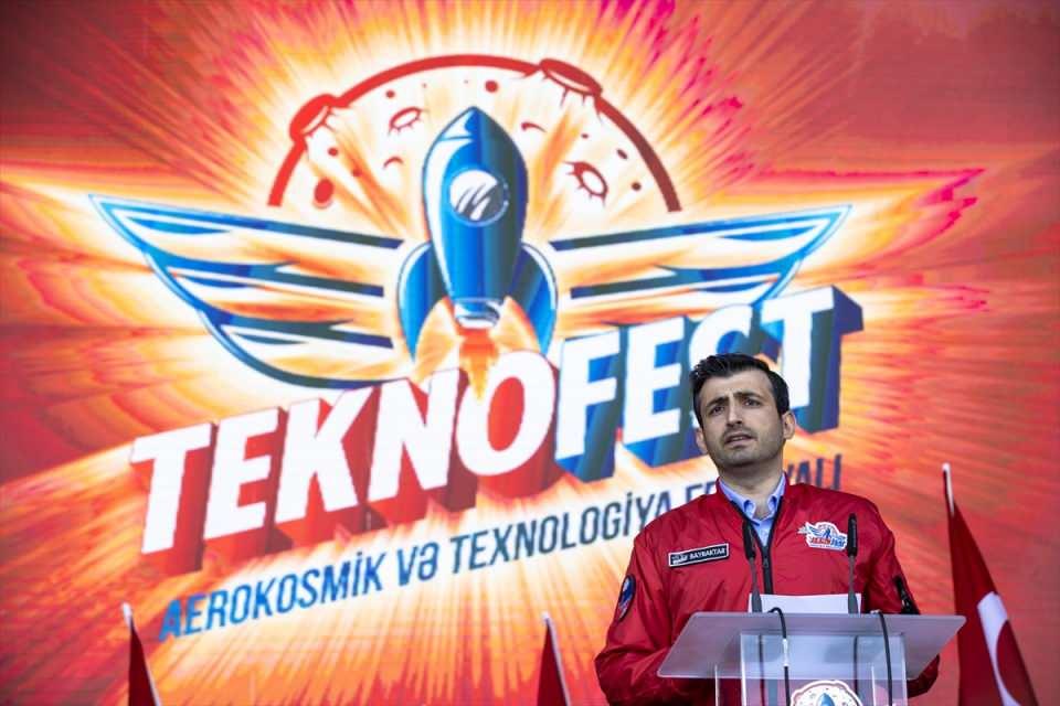 <p><strong>Bayraktar, genç kardeşlerin de şanlı sancakların hiçbir zaman yere inmemesi için birlikte gayret edeceğini belirterek, sözlerini şöyle sürdürdü:</strong><br />
<br />
"TEKNOFEST'i dünyaya açarken geleceğimiz ilk yer tabii ki kardeşimizin evi olan Bakü olacaktı. TEKNOFEST'i çocuklarımızın ve gençlerimizin hayallerinin sınırı olmasın, önlerine engel çıkarılmasın diye yapıyoruz. 2018'de 18 yarışmayla başladığımız TEKNOFEST, bugün 40 yarışmaya ulaştı. </p>
