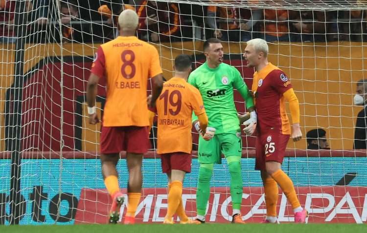 <p>Galatasaray, 38 maçta 14 galibiyet, 10 beraberlik ve 14 yenilgiyle 52 puanla 13. sırada tamamladığı ligde 51 gol atıp kalesinde 53 gol gördü.</p>
