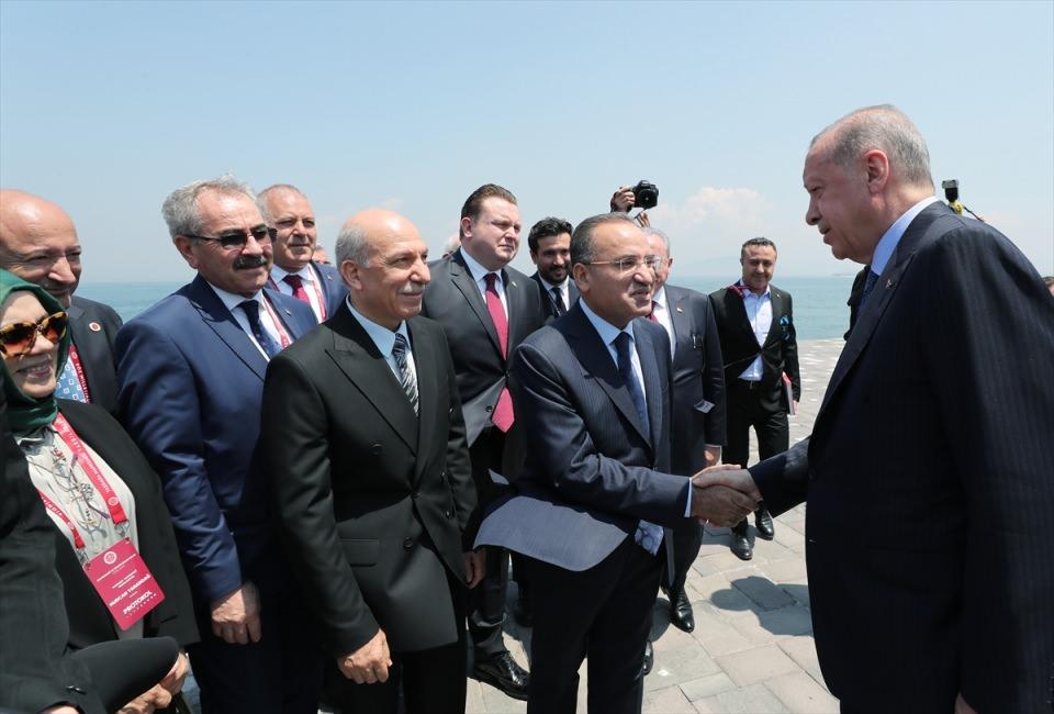 <p>Cumhurbaşkanı Recep Tayyip Erdoğan, Demokrasi ve Özgürlükler Adası'ndaki Adnan Menderes Kongre Merkezi'nde 27 Mayıs Darbesi'nin 62. yılı vesilesiyle düzenlenen "Yassıada Mahkemesi Yargılanıyor" temalı anma programına katıldı. Erdoğan, programa gelişinde kendisini karşılayan Adalet Bakanı Bekir Bozdağ ile selamlaştı.</p>
<p> </p>