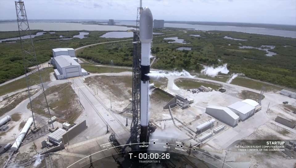 <p>Türkiye’nin ilk ticari uydusu Plan-S, Florida'daki Cape Canaveral Uzay Kuvvetleri İstasyonundan SpaceX firmasının Transporter 5 görevi kapsamında Falcon-9 roketiyle uzaya fırlatıldı.</p>
<p> </p>