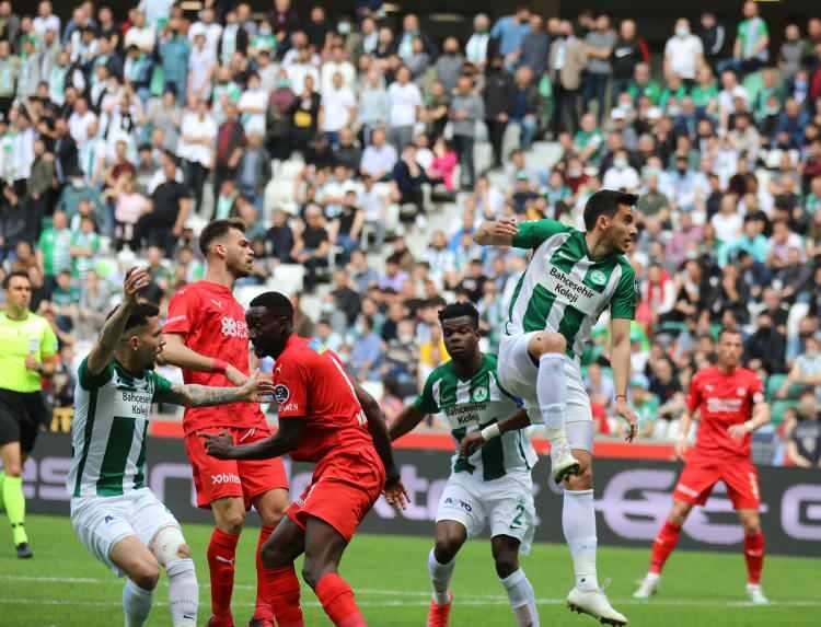 <p>Süper Lig'de bu sezona kadar en gollü beraberlik yaşanan skor olan 4-4 bu sene 11. kez görüldü.</p>
