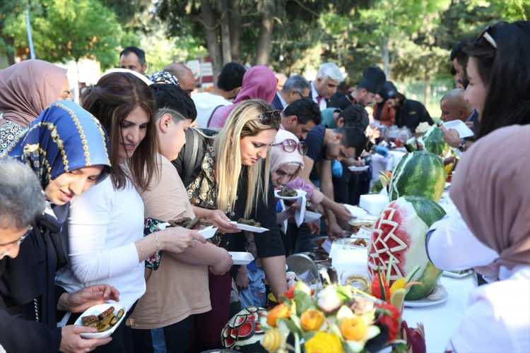 <p>Cumhurbaşkanı Recep Tayyip Erdoğan'ın eşi Emine Erdoğan'ın öncülüğünde kutlanan "Türk Mutfağı Haftası" dolayısıyla Şanlıurfa Büyükşehir Belediyesi tarafından tarihi Balıklıgöl Yerleşkesi yakınlarındaki Gastronomi Merkezi bahçesinde etkinlik düzenlendi.</p>
