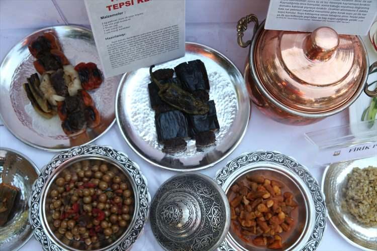 <p>Yöresel yemeklerin lezzet sırları üzerine aşçılarla görüşen Beyazgül, Şanlıurfa yemeklerinin lezzetine değindi.</p>