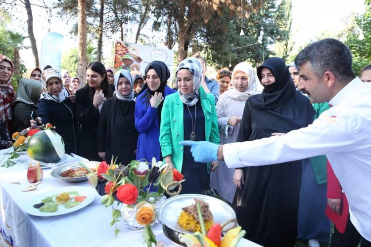 <p>Beyazgül, "Şanlıurfa'nın gastronomi anlamında kendisini tanıtması için alacağı çok fazla yol var. İnanıyorum ki birçok turist sadece Göbeklitepe sadece Halfeti sadece Harran'ı görmek için nasıl geliyorsa bundan sonra lezzetleri için de Şanlıurfa'ya gelecek." diye konuştu.</p>