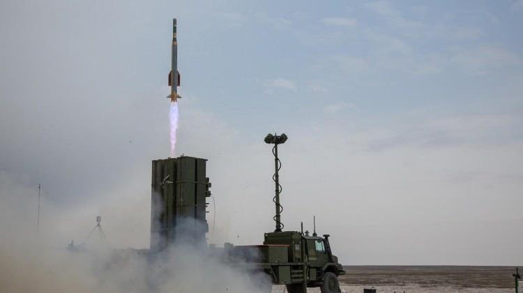 <p>Gerçekleştirilen test esnasında SİPER Blok-I Füzesi; booster motor ile platformdan ayrılmış, kademe ayırma sistemi ile booster motoru uçuş esnasında füzeden ayrılmış ve çift darbeli motora sahip HİSAR-RF füzesi uçuşunu gerçekleştirildi.</p>