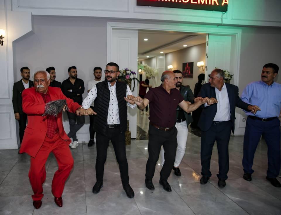 <p>Diktirdiği elbiseyi aynı gün giyindiğini belirten Serim, "Belki ölürüm, o zevki, heyecanı başka güne ertelemiyorum. Çoğu zaman istediğim renkleri burada bulamıyorum, internetten buluyorum. 3-4 ayakkabıyı İzmir'de yaptırdım. Bir filmde bir renk takım elbise veya ayakkabı beğendiğim zaman fotoğrafını çekiyor, burada varsa alıyor yoksa sipariş veriyorum. Renkli kıyafetler hayatıma renk kattı. Bir çiçekte bir rengi beğendiğimde mutlaka o renkten takım yaptırıyorum." şeklinde konuştu.</p>

<p> </p>
