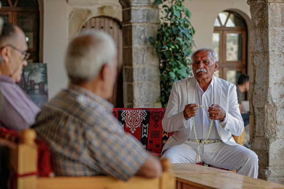<p>Serim, düğünlerde halayın başında oynadığını, Silopi ilçesine, Diyarbakır'a düğünlere gittiğini, Mersin'den ve Irak'tan da düğünler için davet aldığını ve çoğuna katıldığını kaydetti.</p>

<p> </p>

