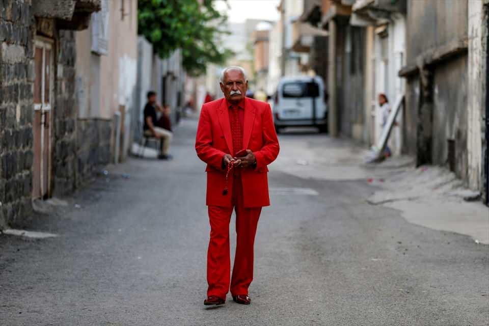 <p>Aziz Serim, "Kendime iyi bakıyorum ve bu renkli elbiselerden vazgeçmeyeceğim." ifadesini kullandı.</p>

<p> </p>
