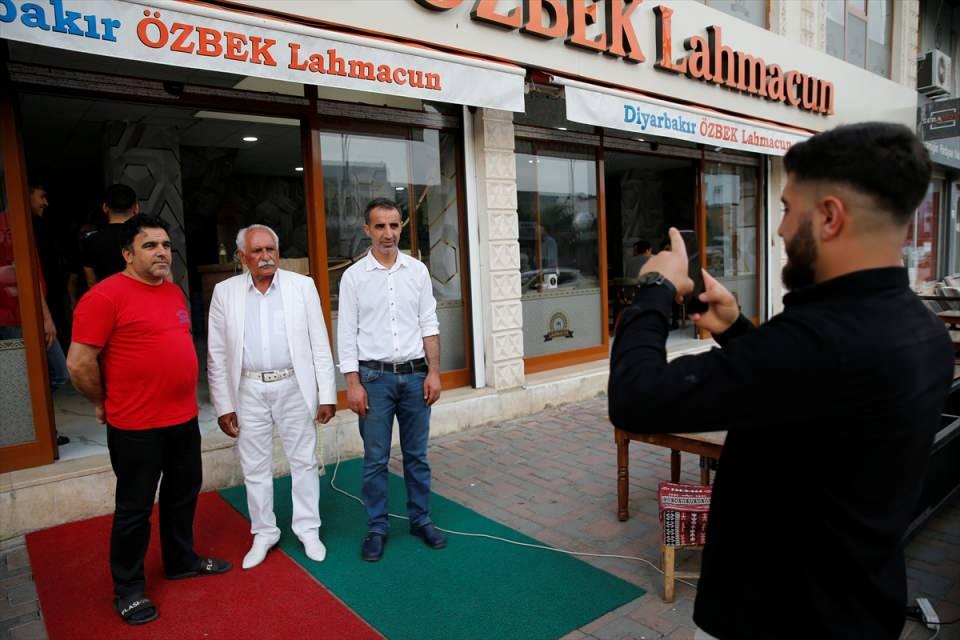 <p><strong>"Cizre halkı çok seviyor"</strong></p>

<p>Vatandaşlardan Mesut Nuhutçu, Aziz Serim'in renkli kişiliğiyle ilçenin rengi, düğünlerin ise vazgeçilmezi olduğunu söyledi.</p>

