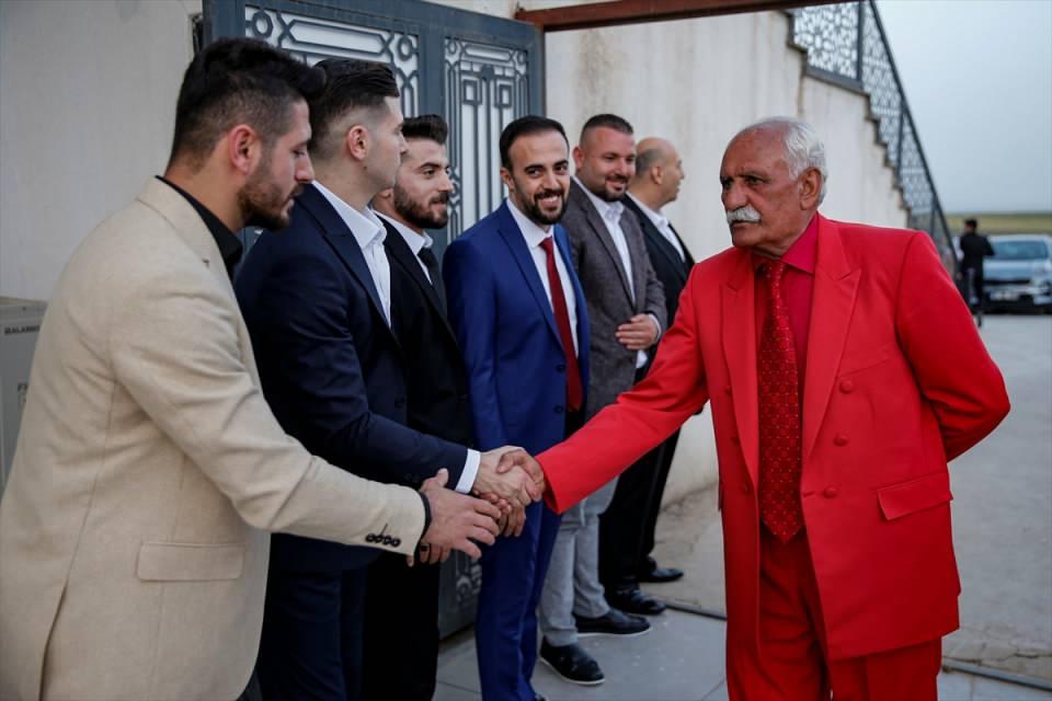 <p>Serim'in ilçede şık giyinmesi ile tanındığını anlatan Nuhutçu, "Cizre halkı onu çok seviyor ve sayıyor. Tespihi, ayakkabısı, saati hep tek renk. Yıllardır böyle giyinir. Bakımlı bir insan. Onun da zevki o renkli giyimi. Güzel ve şık giyindiğini düşünüyorum, takdir ediyorum." dedi.</p>

<p> </p>
