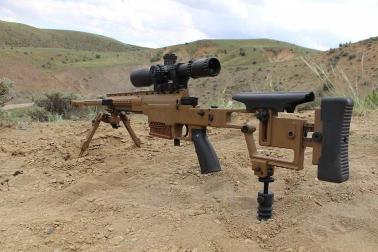 <p>Değiştirilebilir namlu yapısı sayesinde 7.62 mm ve 8.59 mm kalibrelerde atış yapabilen uzman nişancı tüfeği KN-12, modüler yapısı ile de personele kullanım kolaylığı sağlayacak. 7 kilo 200 gram ağırlığa ve yaklaşık 1 metre uzunluğa sahip olan tüfek, NATO standardı tüm kalifikasyon testlerini başarıyla geçti. Haziran ayında Kara Kuvvetleri Komutanlığı’na da ilk parti teslimatlarının gerçekleşmesi planlanan KN-12, Mehmetçik’in sahadaki etkin ve caydırıcı gücünü artıracak en önemli unsurlardan biri olacak.</p>