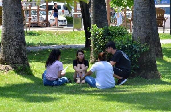 <p>Adana’da kent merkezinde termometreler 39 dereceyi gösterdi. Serinlemek isteyen vatandaşlar parklara giderek ağaç gölgelerinde vakit geçirdi.</p>