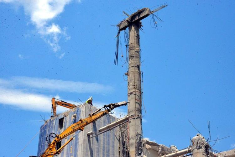 <p>Büyük vinçlerle en tepeye çıkarılan iş makineleri tüm katları tek tek yıkarak aşağı iniyor.</p>
