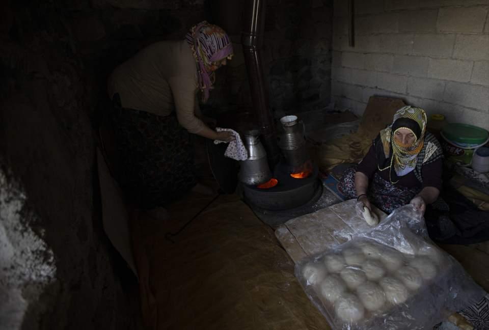 <div>Sağ olsun bizleri çok güzel misafir ediyorlar. Foto safariye katılan arkadaşlarla fırında ekmek yapan kadınları çekiyoruz."</div>

<div> </div>

<div> </div>
