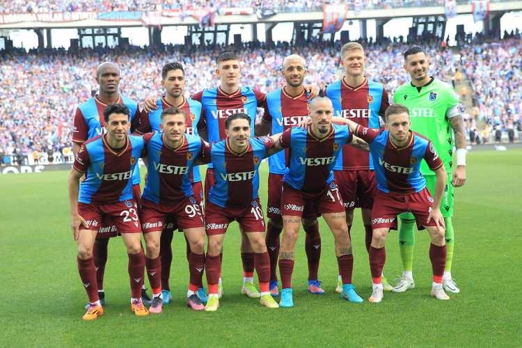 <p>Bordo-mavili ekip ligin 27. haftasında İttifak Holding Konyaspor'un 17 puan önünde bulunuyordu.</p>
