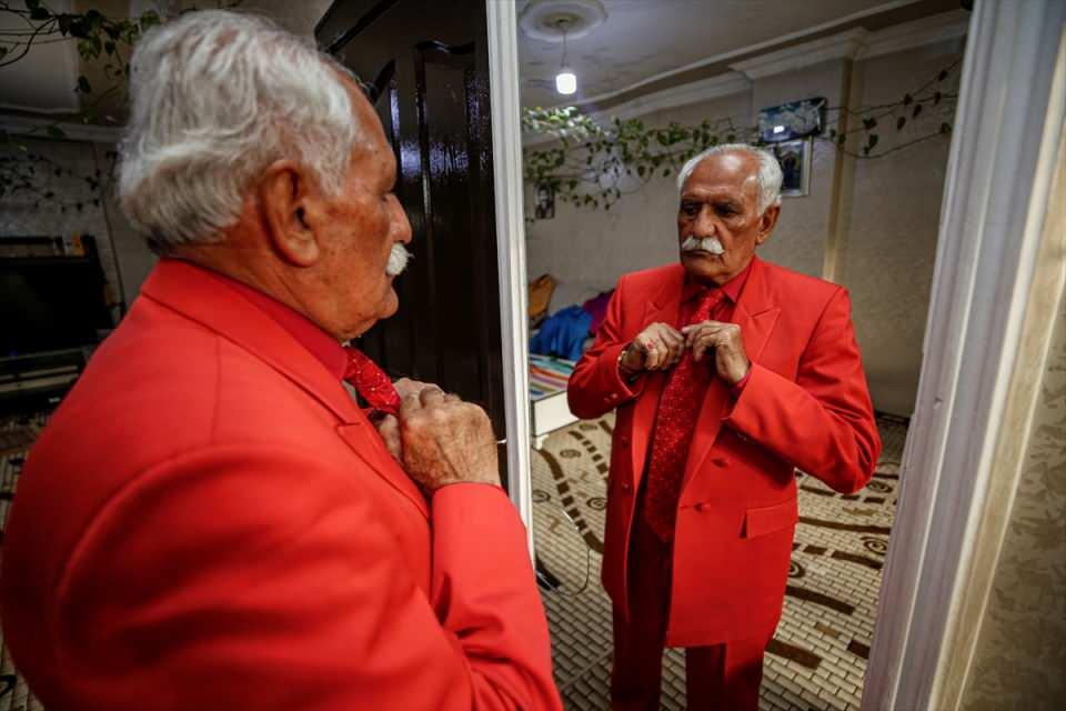 <p>İlçede 28 yıl taksicilik yaptıktan sonra 5 yıl önce emekli olan Serim, 10 yıl önce renkli giysiler giymeye karar verdi.</p>
<p> </p>