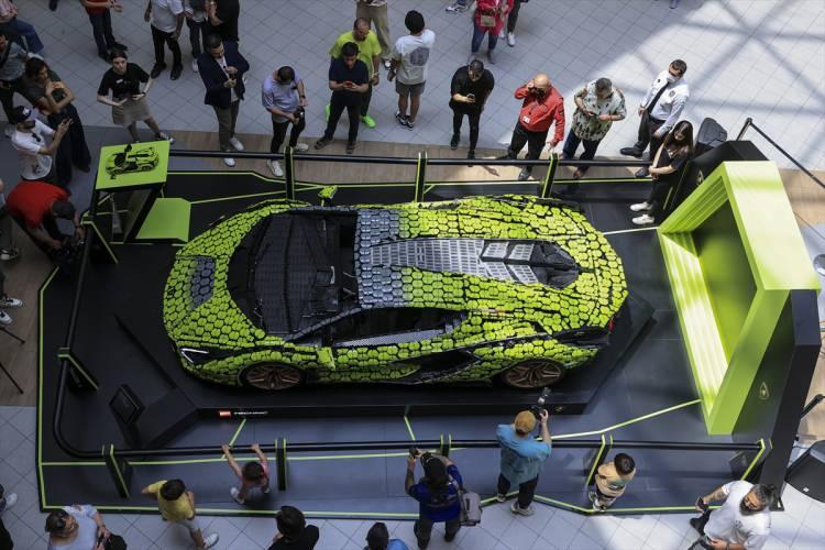 <p>Modelin, Lamborghini Sian'ın fütüristik özelliklerini ve siluetini en küçük ayrıntısına kadar yansıtmasını sağlamak için birbirinden farklı 154'ün üzerinde, toplamda 400 binden fazla LEGO Technic yapım parçası kullanıldı.</p>
