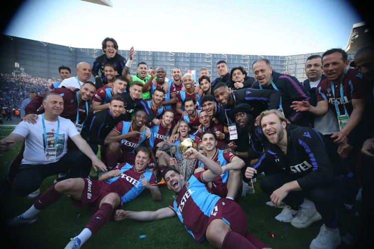 <p>Trabzonspor, 1967-1968, 1969-1970 ve 2013-2014 sezonlarında bitime 3 hafta kala mutlu sona ulaşarak, Süper Lig'de şampiyonluğu en erken ilan eden takım unvanına sahip Fenerbahçe'nin rekoruna ortak oldu.</p>
