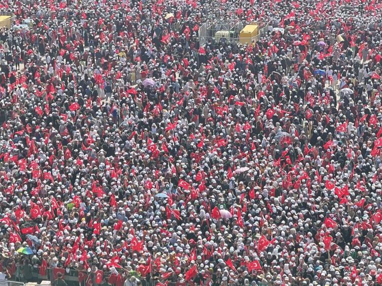 <p>İstanbul'un fethinin 569. yılı kutlamaları ve millet bahçesi ilk fidan dikim töreni dolayısıyla vatandaşlar Atatürk Havalimanı'na akın etti. Tören alanında ise adeta boş yer kalmadı.</p>

<p> </p>
