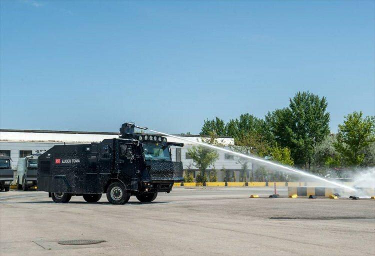 <p>Ejder TOMA, üstün yol ve arazi performansı ile kentsel ve kırsal alanlar ile sınır bölgelerinde asayiş ve güvenliğin tesis edilmesinde kullanılıyor. Nurol Makina'ya ait özgün tasarım ve üretim su topu sistemi kullanılan araç, maksimum 60 metre su topu menziline sahip bulunuyor.</p>
<p> </p>