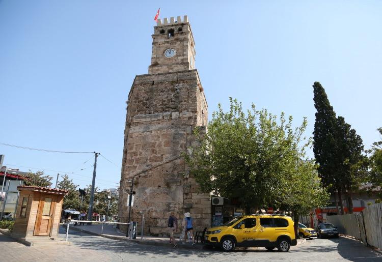 <p>Antalya'da tarihi Kaleiçi'nin ana giriş kapısındaki Saat Kulesi'nin iç kısmında 8 metreyi bulan beton kütlenin kaldırılmasına yönelik kazı çalışmalarında, saate ve çana ait tarihi mekanizmalar bulundu.</p>
