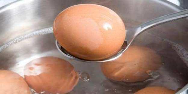 <p><span style="color:#B22222"><strong>Haşlarken yumurtaların çatlamaması için, kabın içine fincan tabağı koyun ya da kaynatma suyuna bir çorba kaşığı sirke koyun. Bu şekilde yumurtaların çatlamasının önüne geçmiş olursunuz.</strong></span></p>
