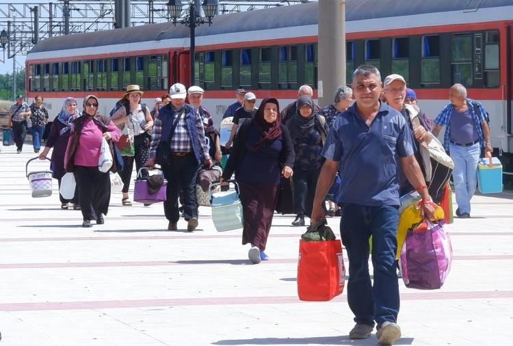 <p>Yaz tatilini Türkiye'de geçirmek için ana vatana gelmeye başlayan binlerce gurbetçi, bin 400 kilometrelik ‘sıla’ yolculuğunda arabalı treni tercih etti.</p>
