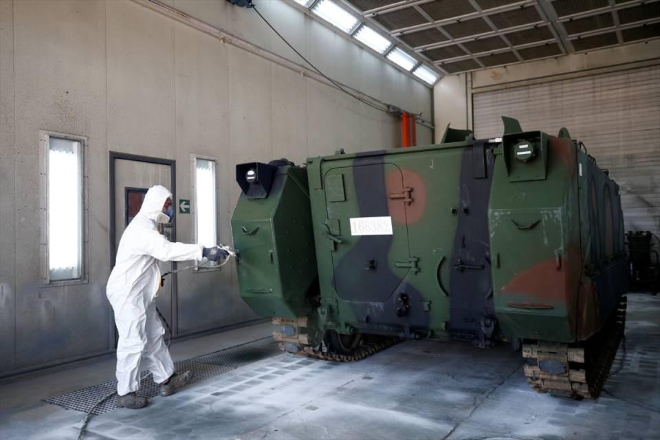 <p>TSK'nin karadaki en önemli "vurucu güçleri" arasında yer alan tanklar ile tank kurtarıcı ve zırhlı personel taşıyıcılar, 2'nci Ana Bakım Fabrika Müdürlüğünde modernize ediliyor.</p>

<p> </p>
