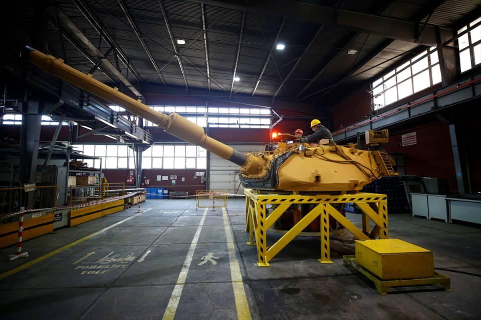 <p>Tank, tank kurtarıcı, zırhlı personel taşıyıcı gibi Türk Silahlı Kuvvetleri (TSK) envanterindeki paletli araçlar, Kayseri'deki 2'nci Ana Bakım Fabrika Müdürlüğünde yeni teknolojiyle donatılıyor.</p>
