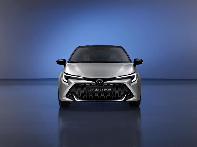<p>Güncellenen Toyota Corolla ailesi 2023'ün ilk çeyreğinde Avrupa'da satışa sunulacak. Yeni Corolla'nın fiyatları henüz açıklanmadı.</p>
