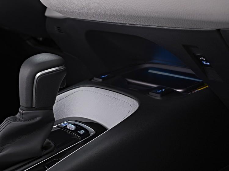 <p>Corolla, 1.8 ve 2.0 litre hibrit ünitelerle yoluna devam edecek, ancak yine de bazı yenlikler var. </p>