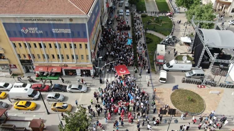 <p>Kastamonu Belediyesi tarafından organize edilen ve 28 ülkeden 15 bin kişinin katılmasının beklendiği Türk Dünyası Günleri etkinlikleri kortej yürüyüşüyle başladı.</p>
