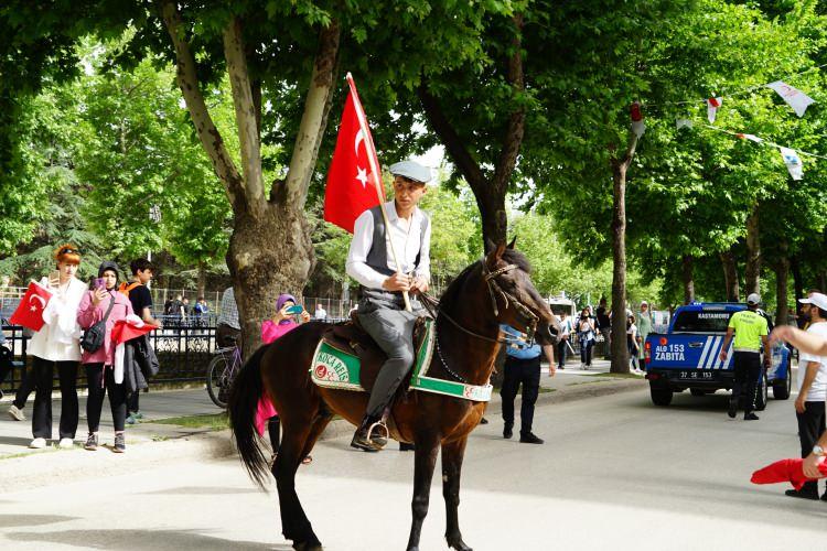 <p>28 Türk Cumhuriyeti ve özerk bölgeden gelen yöresel kıyafetli misafirler, vatandaşlardan yoğun ilgi gördü. </p>
