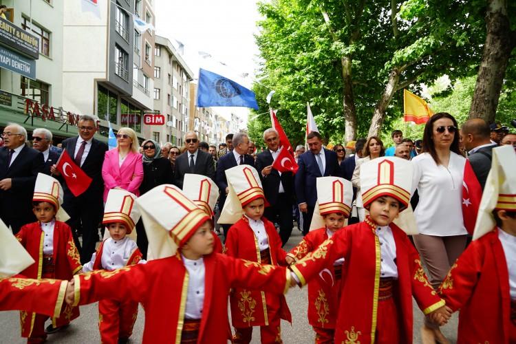 <p>Cumhuriyet Meydanında sona eren kortej yürüyüşünün ardından saygı duruşunda bulunuldu, ardından İstiklal Marşı okundu.</p>
