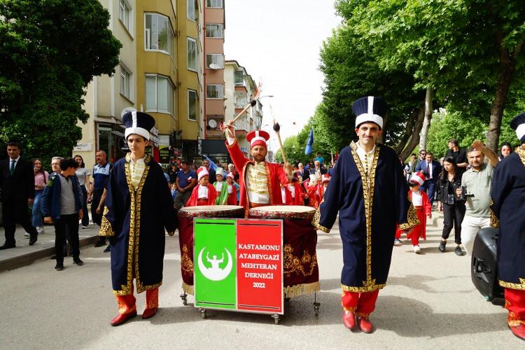 <p>Mehteran takımının gösterileri, halkoyunlar gösterileri ve 28 ülkeden gelen ekiplerin gösterileri yer aldı. Gösteriler hem protokol üyelerinden hem de vatandaşlardan büyük alkış topladı.</p>