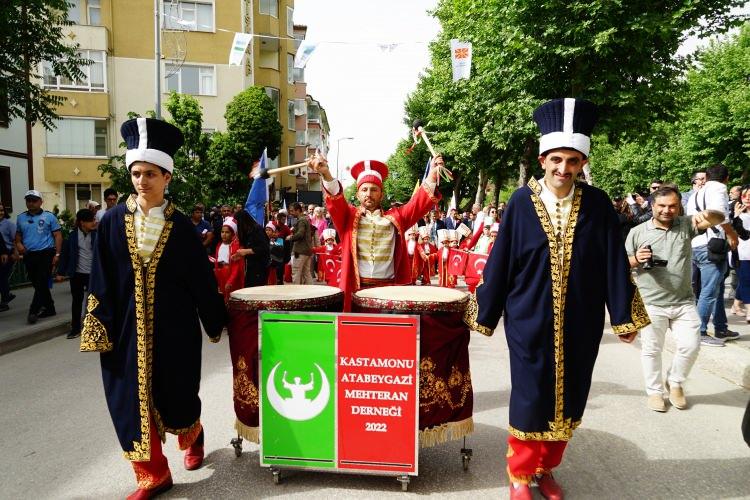 <p>Çok sayıda davetlinin katıldığı kortej yürüyüşünün ardından konuşan Kastamonu Belediye Başkanı Op. Dr. Rahmi Galip Vidinlioğlu, “Yıllardır yaptığımız bir etkinliğin bu sene çok daha kapsamlı bir halde devamını getirelim istedik. </p>