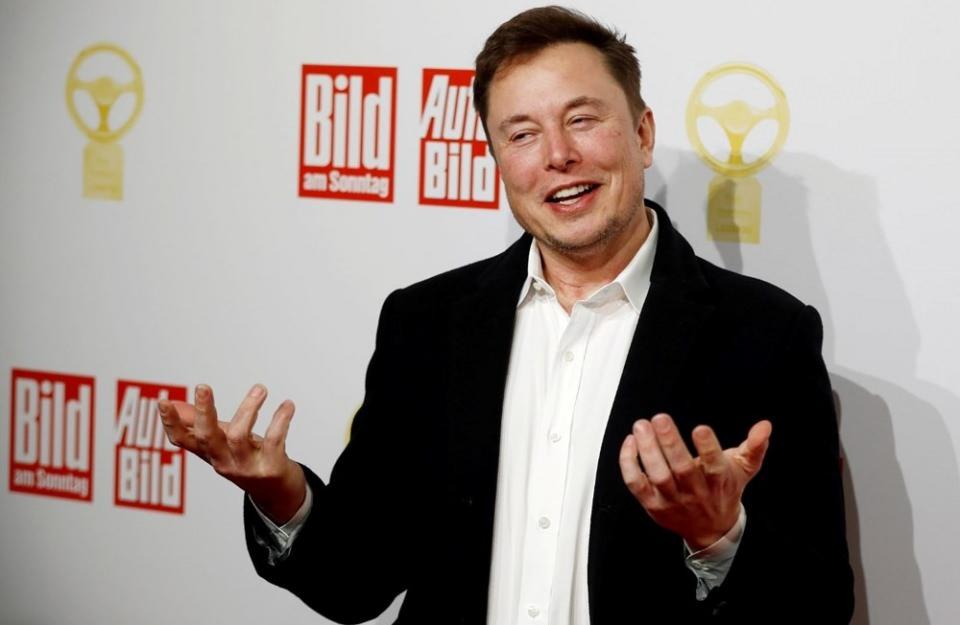 <p>Dünyanın en zengin insanı Elon Musk, aynı zamanda en çok kazanan CEO oldu. Musk 2021'de 23.5 milyar dolar kazanarak bu alanda kırılması zor bir rekora imza attı. Elon Musk'ın gelirinin önemli bir kısmını kendisine verilen hisseler oluşturdu.</p>
<p> </p>