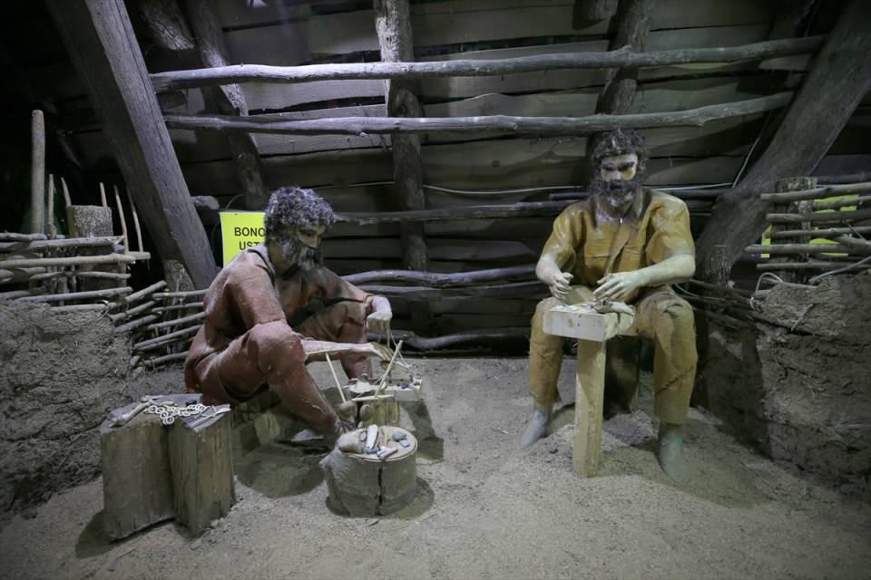 <p>2012 yılında kurulan, saman ve dallar ile oluşturulan eski yapıları andıran "Dal evler"de, 8 bin 200 yıl öncesinde bölgede yaşayan çiftçilere ait köy yaşamı, kullandıkları malzemeler ile tarım ve çiftçilik, maketlerle canlandırılıyor.</p>
<p> </p>