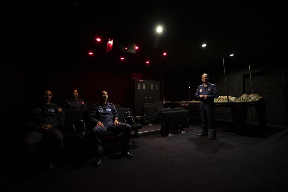 <p>Meydana gelecek koşulların riskleri onlar için biraz daha fazla oluyor. Eğer helikopter pilotu ise bu cihazların tamamında eğitim vermiyoruz. </p>