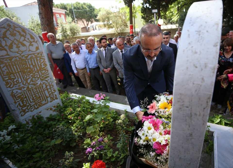 <p>Turan, mehter takımı eşliğinde iskelede sona eren yürüyüşün ardından yaptığı konuşmada, Türklerin Avrupa'ya geçişinde büyük öneme sahip olan bu yolu gururla katettiklerini söyledi.</p>
<p> </p>