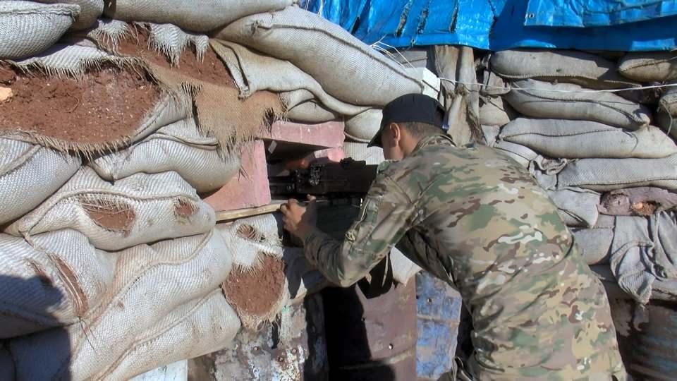 <p> Cephe hattının sorumlusu olan SMO komutanlarından Abu Abdullah, tüm hazırlıklarını tamamladıklarını ve her an taarruza geçecek şekilde cephelerde konuşlanıldığını söyledi.</p>
