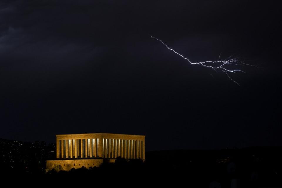 <p>Ankara'da gece saatlerinde çakan şimşekler, gökyüzü ile birlikte Anıtkabir'i aydınlattı.</p>

<p> </p>
