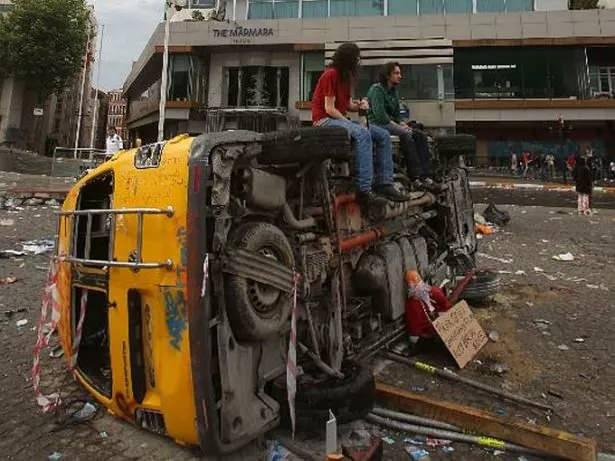 <p>Gezi olayları öncesinde 1,70-1,80 bandında hareket eden dolar/TL, 2,39'a kadar devam eden bir ralli sürecine girerken, söz konusu yükseliş sonucu TCMB, Ocak 2014'te 550 baz puanlık faiz artırımına gitti.</p>

<p> </p>
