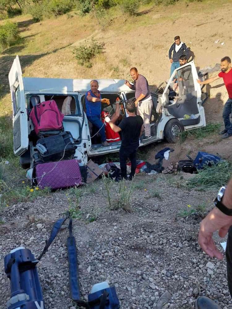 <p>Edinilen bilgiye göre kaza, Siirt Baykan karayolu Ziyaret beldesi Karakaya köyü mevkiinde meydana geldi. </p>
